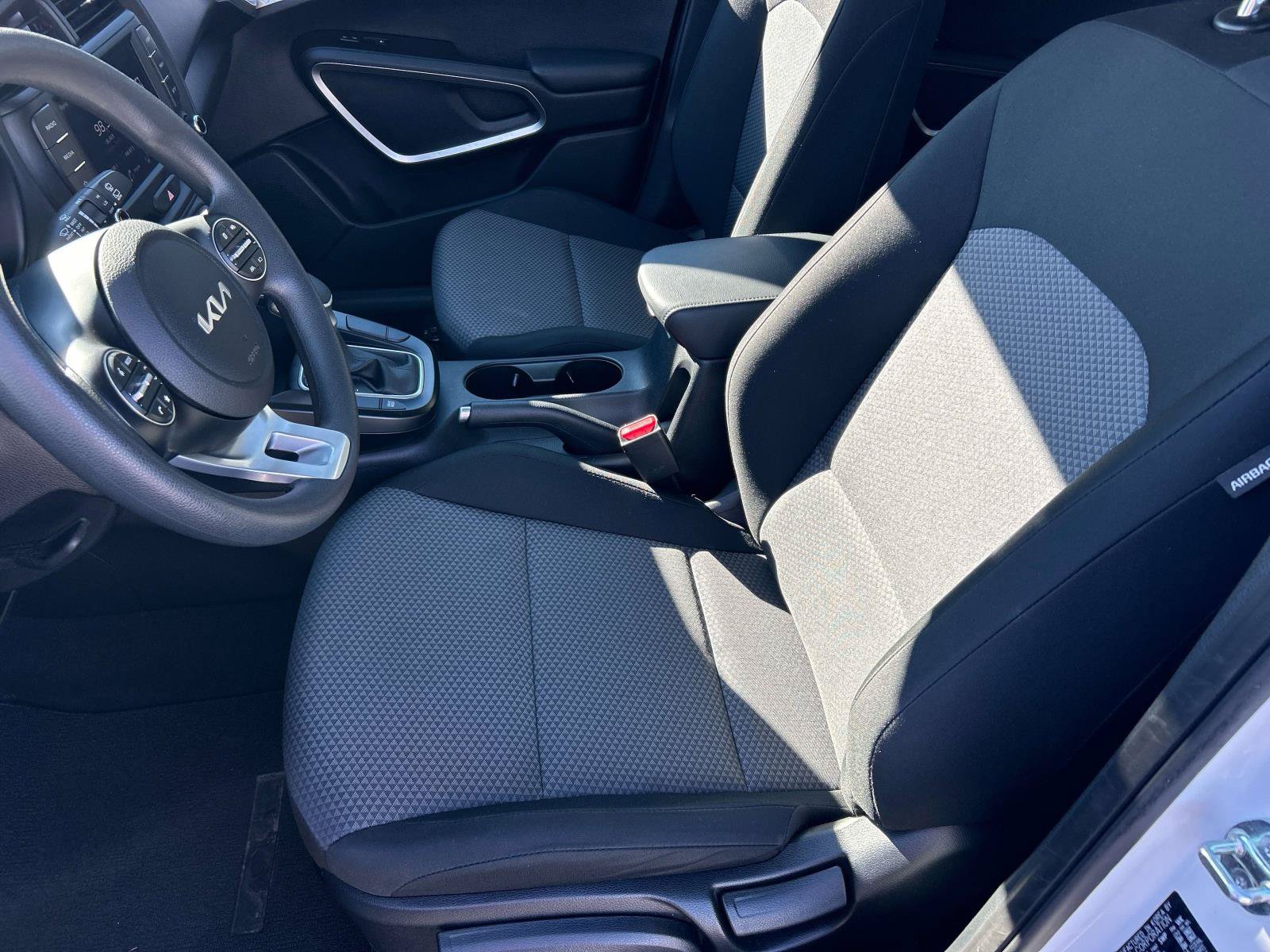 Used 2025 Kia Soul LX w/ LX Technology Package FWD image 24