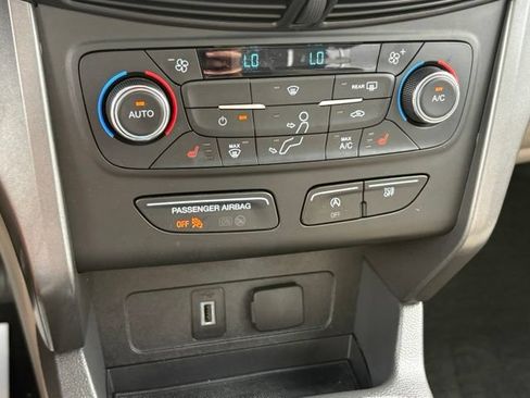 Used 2017 Ford Escape SE w/ SE Leather Comfort Package AWD/4WD image 17