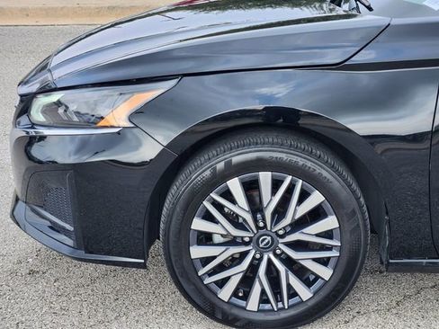 Used 2025 Nissan Altima 2.5 SV AWD/4WD image 5