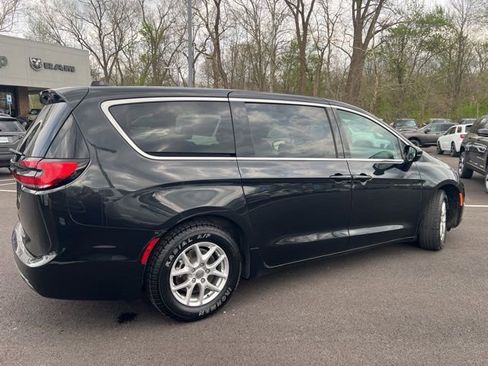 Used 2024 Chrysler Pacifica Touring-L image 32