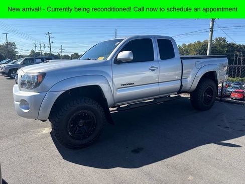 Used 2011 Toyota Tacoma 4x4 Access Cab V6 w/ TRD Sport Pkg image 1