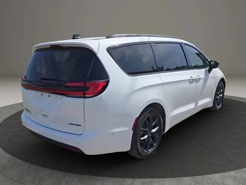 Used 2024 Chrysler Pacifica Limited w/ Uconnect Theater Family Group FWD image 6