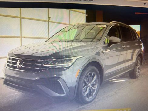Used 2023 Volkswagen Tiguan SE FWD image 1