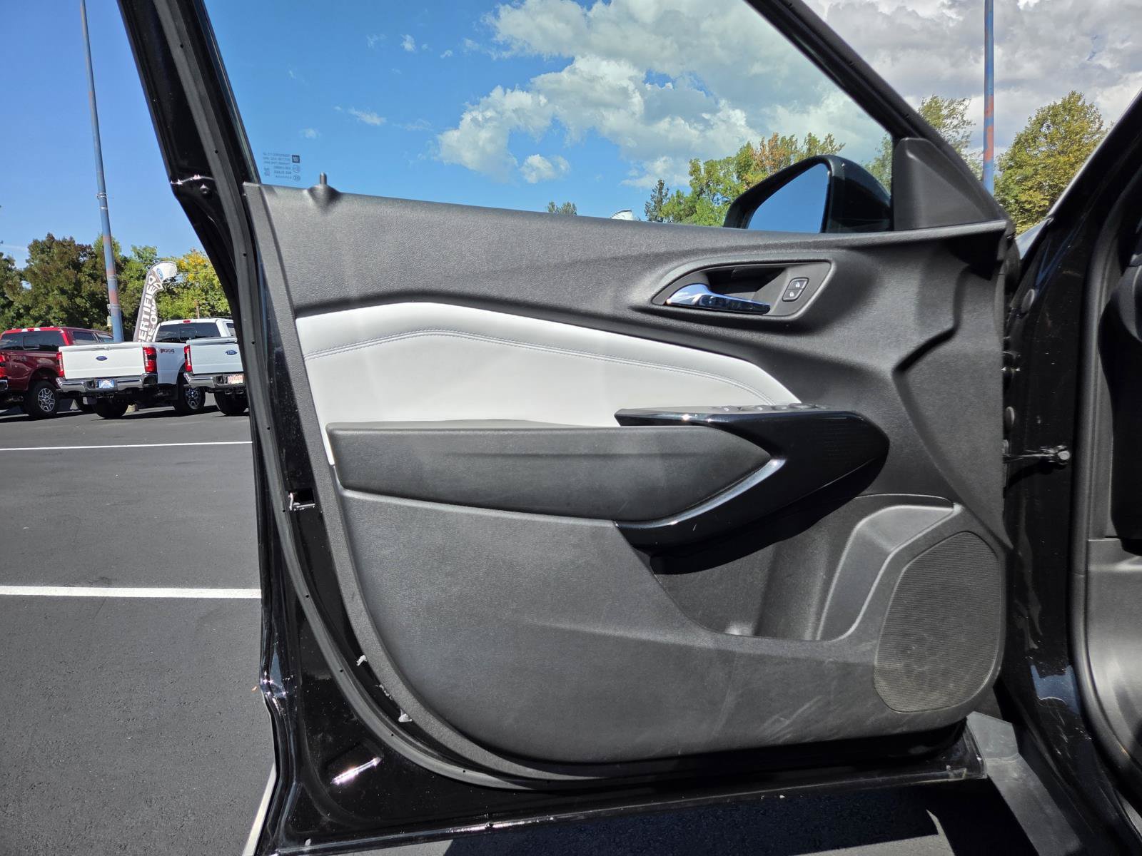 Used 2025 Chevrolet Trax LT w/ LT Convenience Package FWD image 12