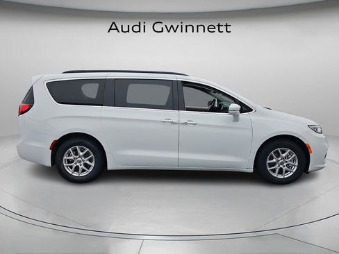 Used 2022 Chrysler Pacifica Touring-L image 4