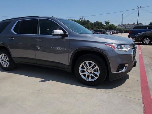Used 2020 Chevrolet Traverse LT FWD image 2