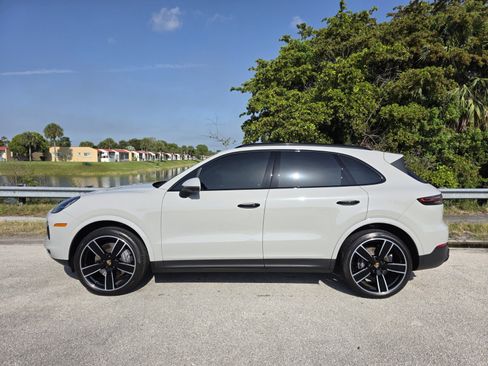 Used 2023 Porsche Cayenne Platinum Edition AWD/4WD image 7