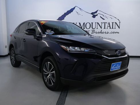 Used 2022 Toyota Venza LE image 1