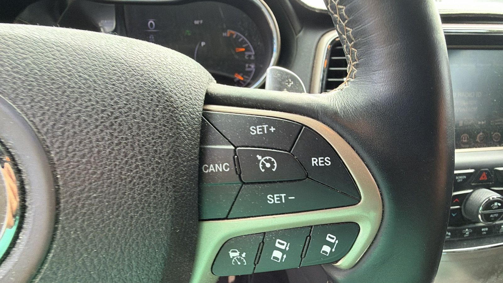 Used 2014 Jeep Grand Cherokee Overland w/ Advanced Technology Group RWD image 29