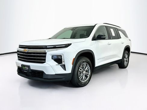 Used 2025 Chevrolet Traverse LT AWD/4WD image 3