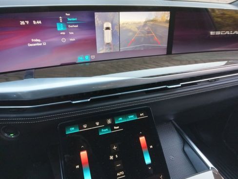 Used 2026 Cadillac Escalade Platinum Sport w/ LPO, ONYX Package image 18