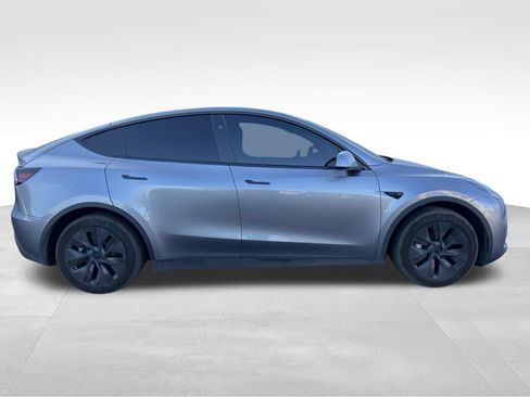 Used 2025 Tesla Model Y Long Range RWD image 4