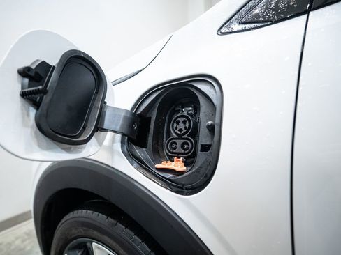 Used 2022 Chevrolet Bolt EUV LT w/ Convenience Package image 11