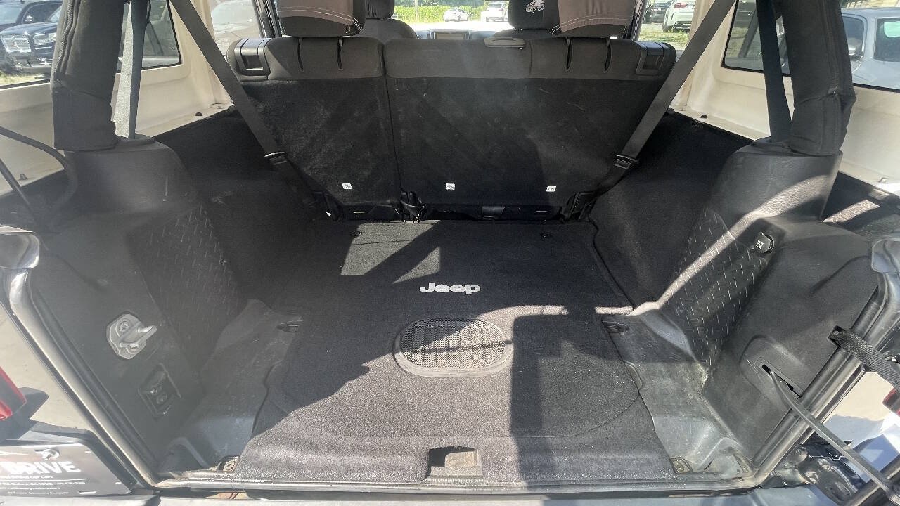 Used 2015 Jeep Wrangler Unlimited Rubicon w/ Connectivity Group AWD/4WD image 10