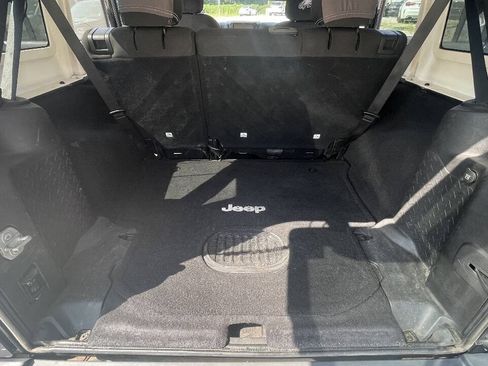 Used 2015 Jeep Wrangler Unlimited Rubicon w/ Connectivity Group AWD/4WD image 10