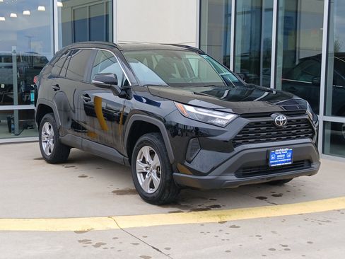 Used 2025 Toyota RAV4 XLE AWD/4WD image 5