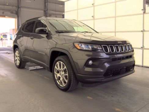 Used 2023 Jeep Compass Latitude AWD/4WD image 1