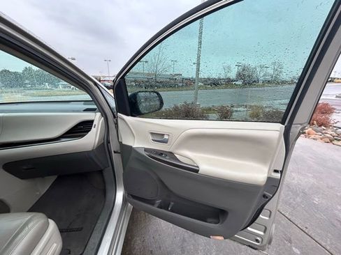 Used 2016 Toyota Sienna XLE image 27