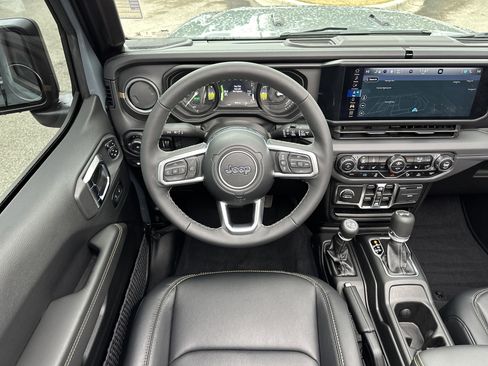 Used 2025 Jeep Wrangler Sahara image 24