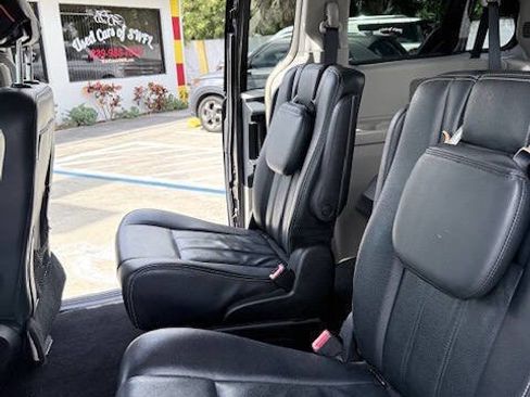 Used 2015 Chrysler Town & Country Touring image 11