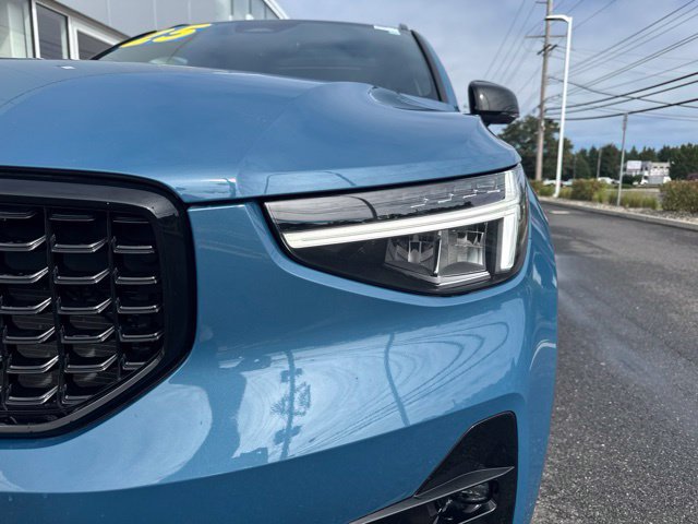 Certified 2025 Volvo XC40 B5 Plus AWD/4WD image 5