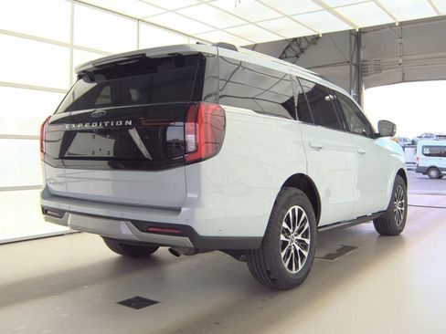 Used 2025 Ford Expedition Platinum AWD/4WD image 6