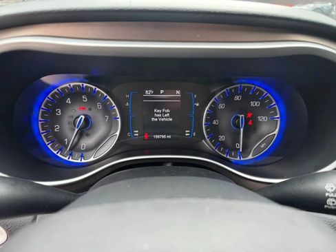 Used 2017 Chrysler Pacifica Touring-L FWD image 16