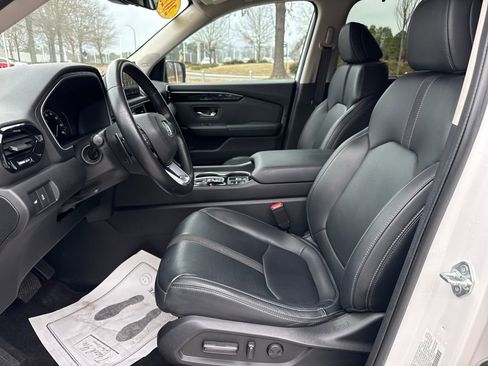 Used 2023 Honda Pilot Touring image 13
