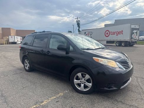Used 2012 Toyota Sienna LE w/ Towing Pkg FWD image 21