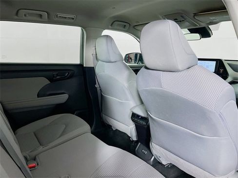 Used 2024 Toyota Highlander LE image 9