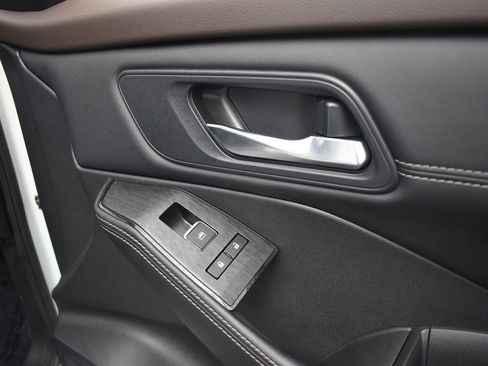 Used 2023 Nissan Rogue SL w/ SL Premium Package image 25