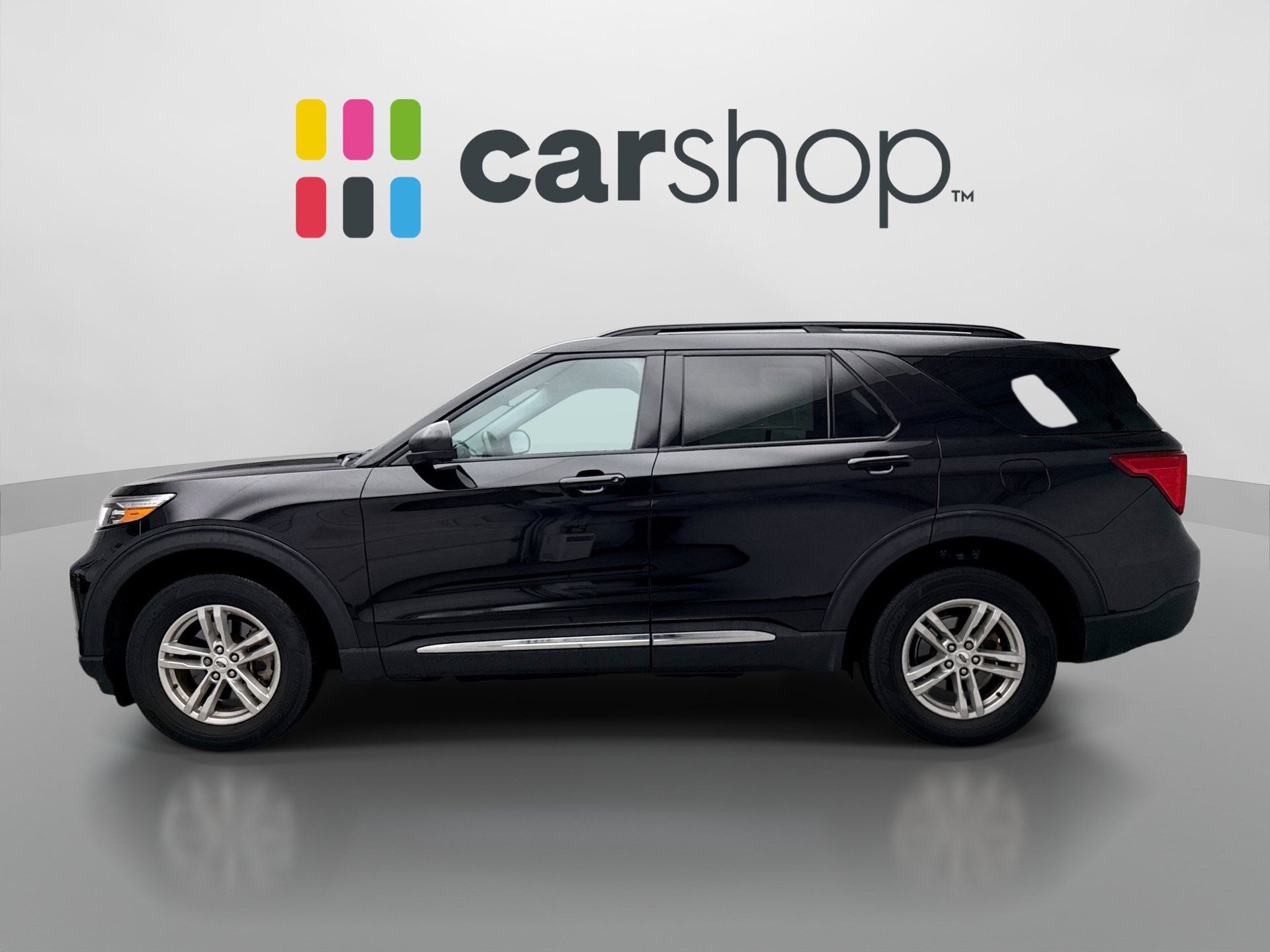 Used 2023 Ford Explorer XLT AWD/4WD image 2