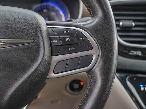 Used 2019 Chrysler Pacifica Touring-L image 14