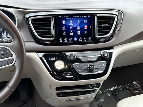 Used 2017 Chrysler Pacifica Touring-L Plus w/ Tire & Wheel Group image 15