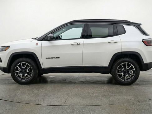 Used 2025 Jeep Compass Trailhawk image 5