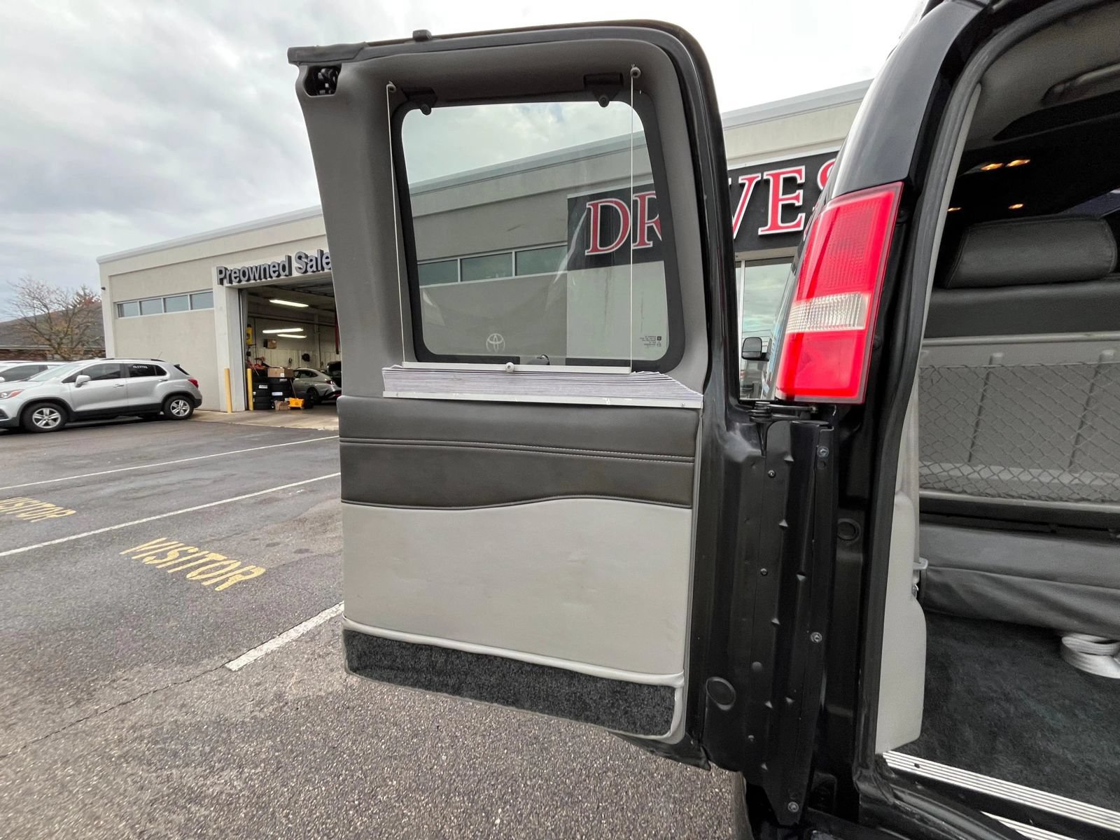 Used 2018 Chevrolet Express 2500 Extended w/ Enhanced Convenience Package RWD image 8