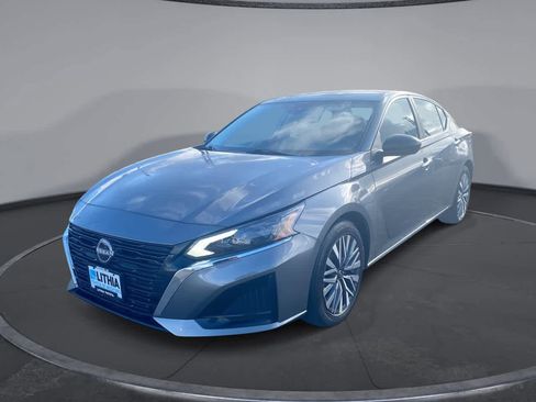 Used 2024 Nissan Altima 2.5 SV FWD image 2