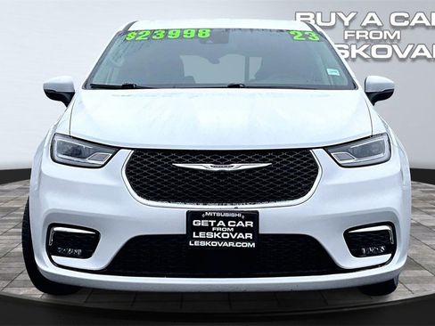 Used 2023 Chrysler Pacifica Touring-L image 3