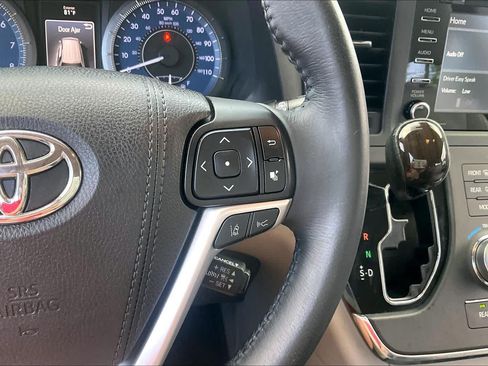 Used 2018 Toyota Sienna XLE Premium FWD image 23