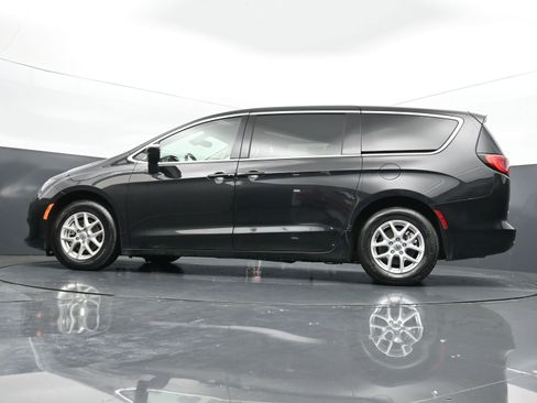 Used 2023 Chrysler Voyager LX image 37