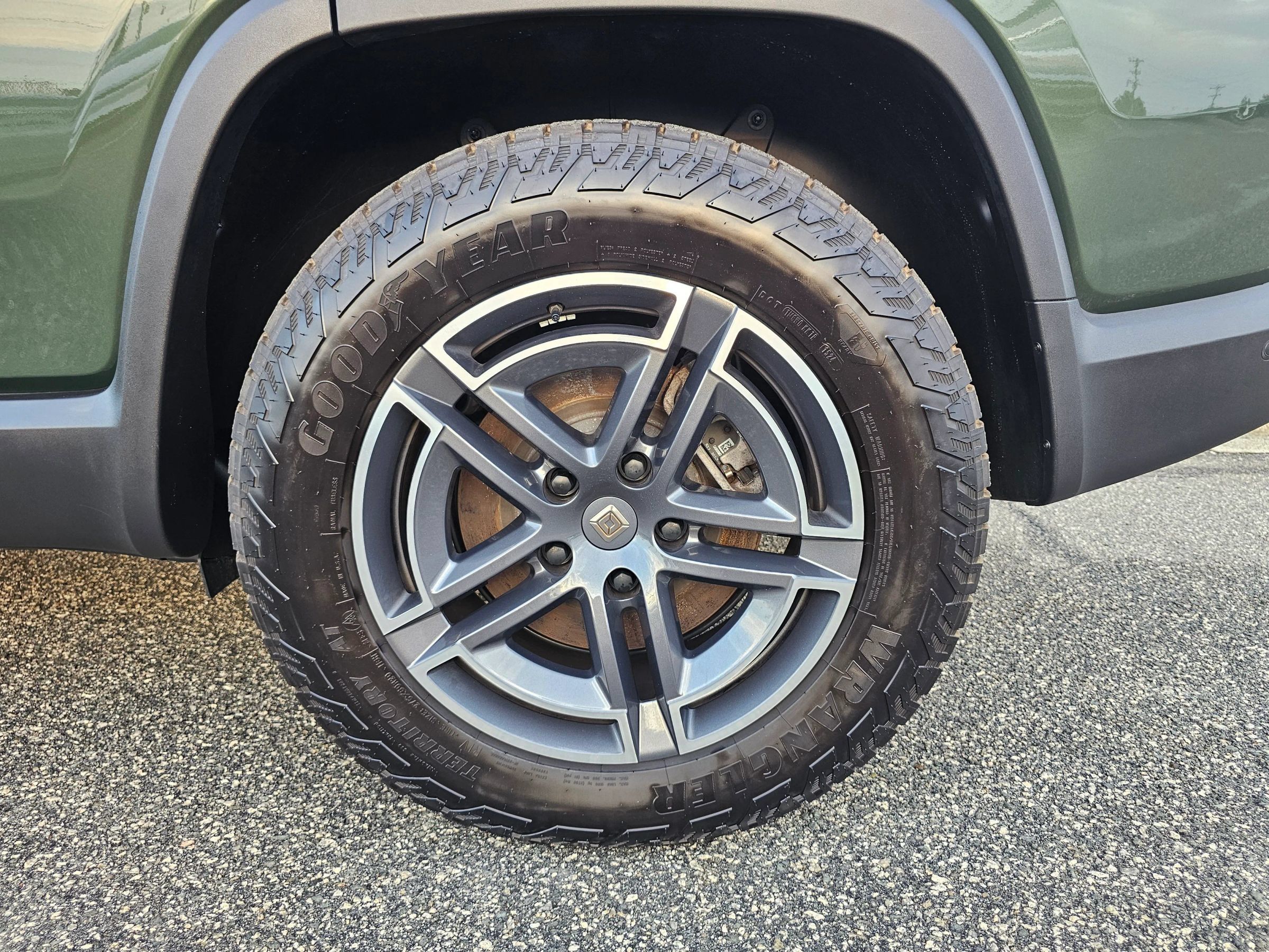 Used 2025 Rivian R1S Adventure Dual AWD/4WD image 36