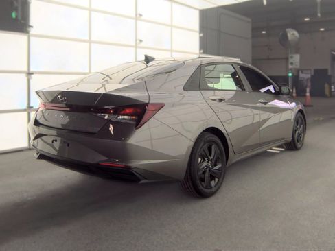 Used 2022 Hyundai Elantra SEL FWD image 6