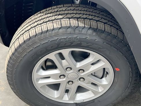 New 2025 Jeep Grand Cherokee Laredo w/ Luxury Tech Group I image 35