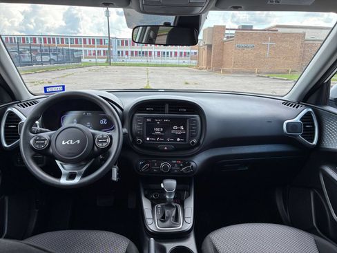 Used 2025 Kia Soul LX w/ LX Technology Package FWD image 26
