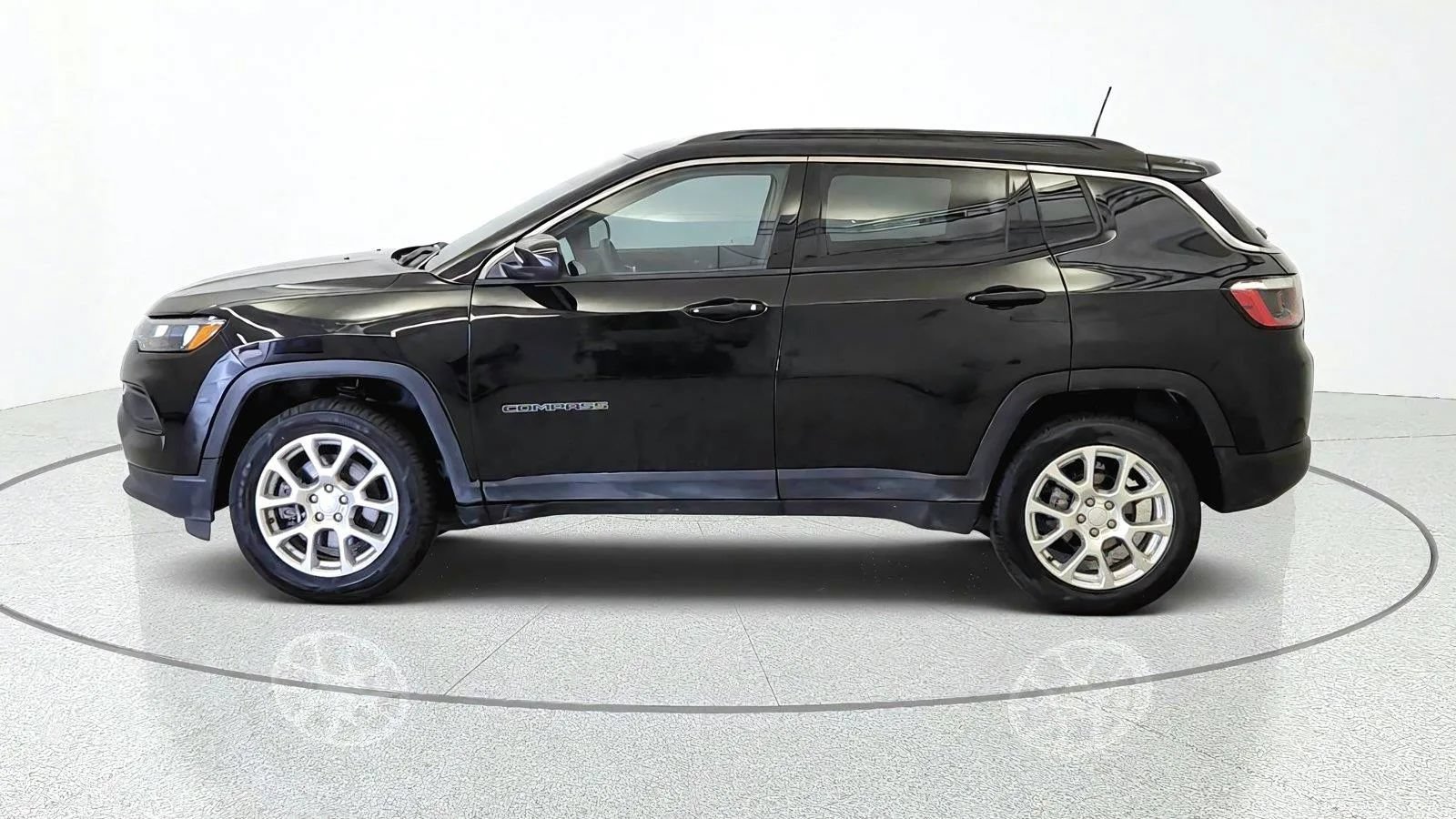 Used 2023 Jeep Compass Latitude AWD/4WD image 5