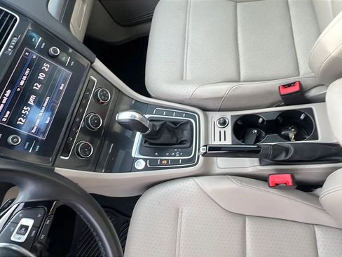 Used 2019 Volkswagen Golf SE image 26