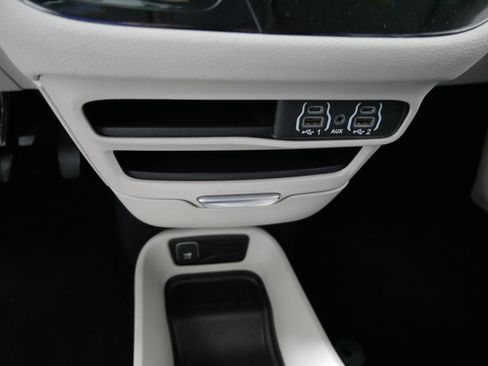 Used 2023 Chrysler Pacifica Touring-L image 29