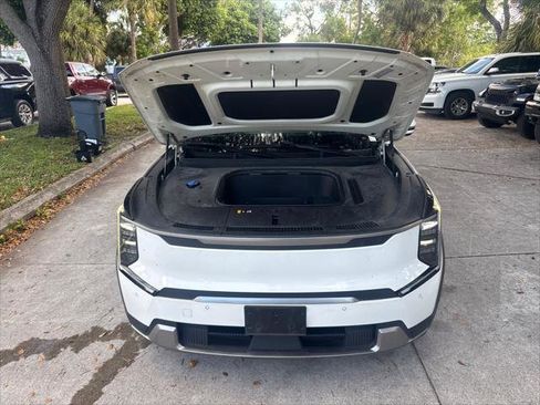 Used 2024 Kia EV9 Light Long Range RWD image 29