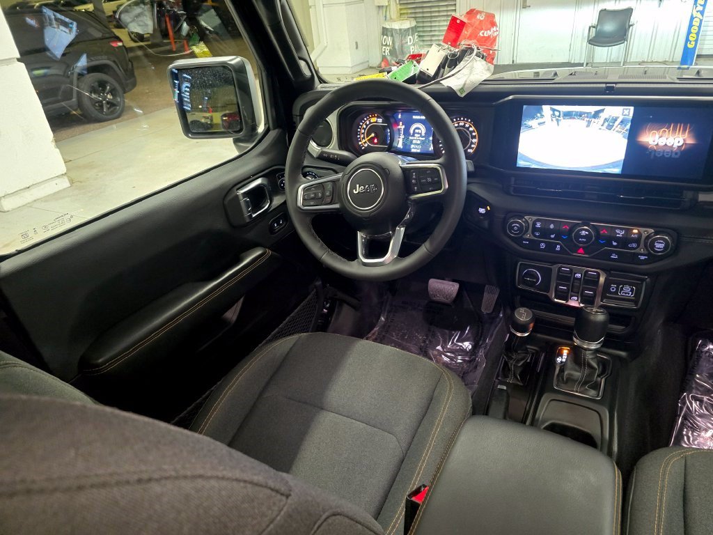 Used 2026 Jeep Wrangler Unlimited Sahara AWD/4WD image 32