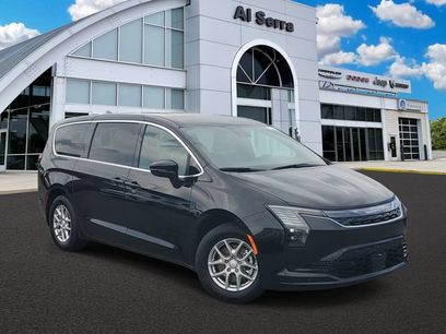 New 2027 Chrysler Pacifica Select w/ Family Tech Group